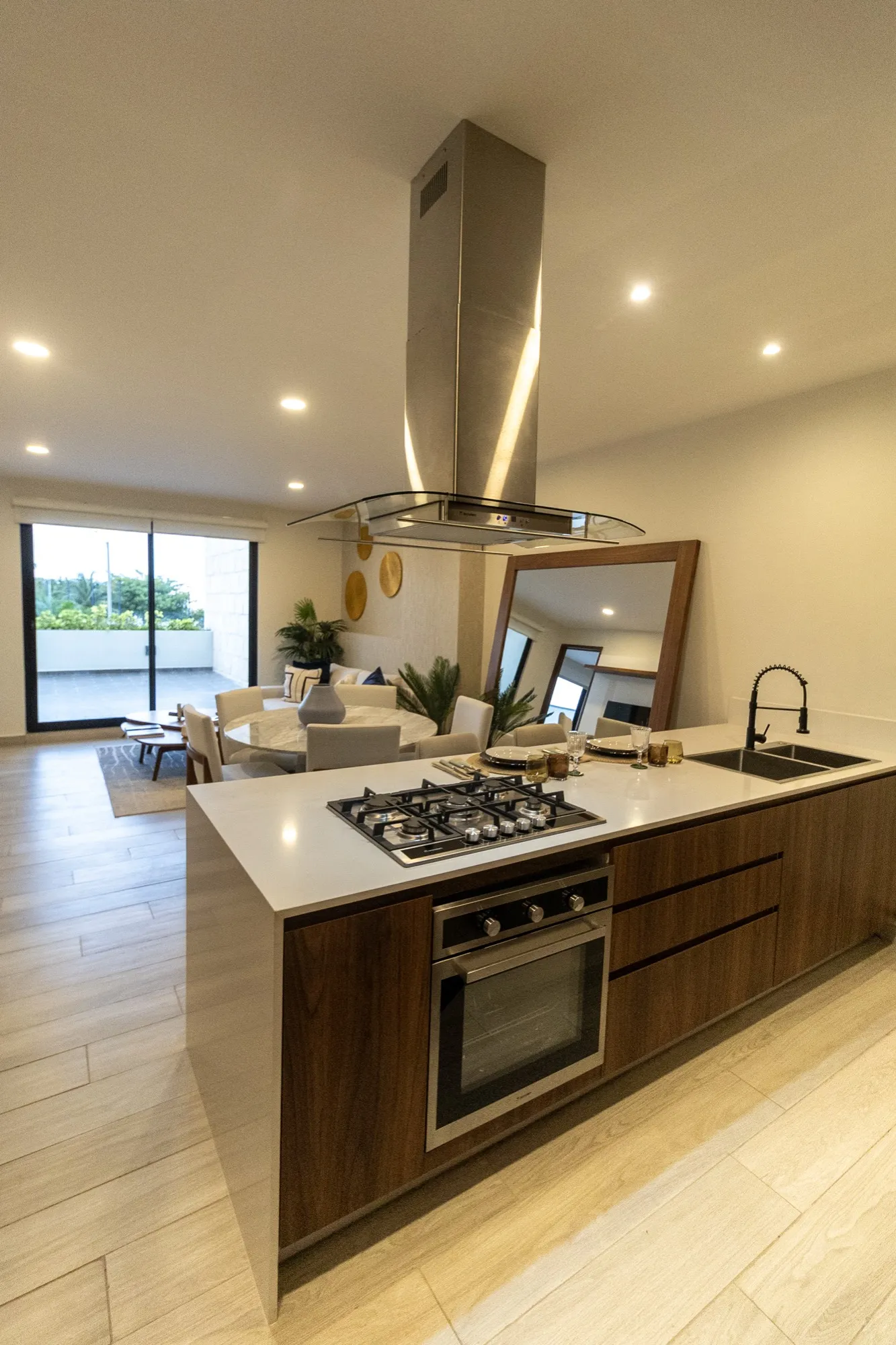 Cocina con isla y barra