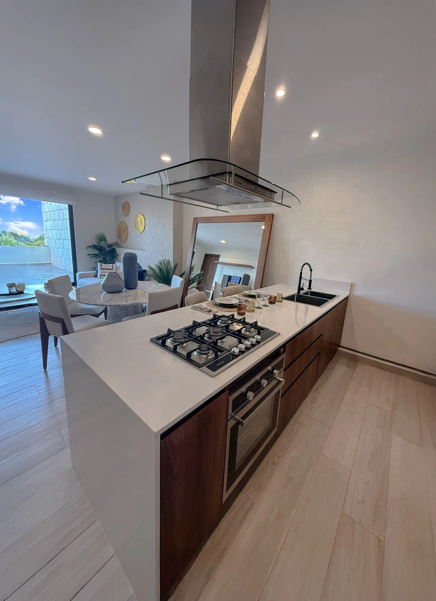 Cocina abierta al comedor en una residencia Zelva44