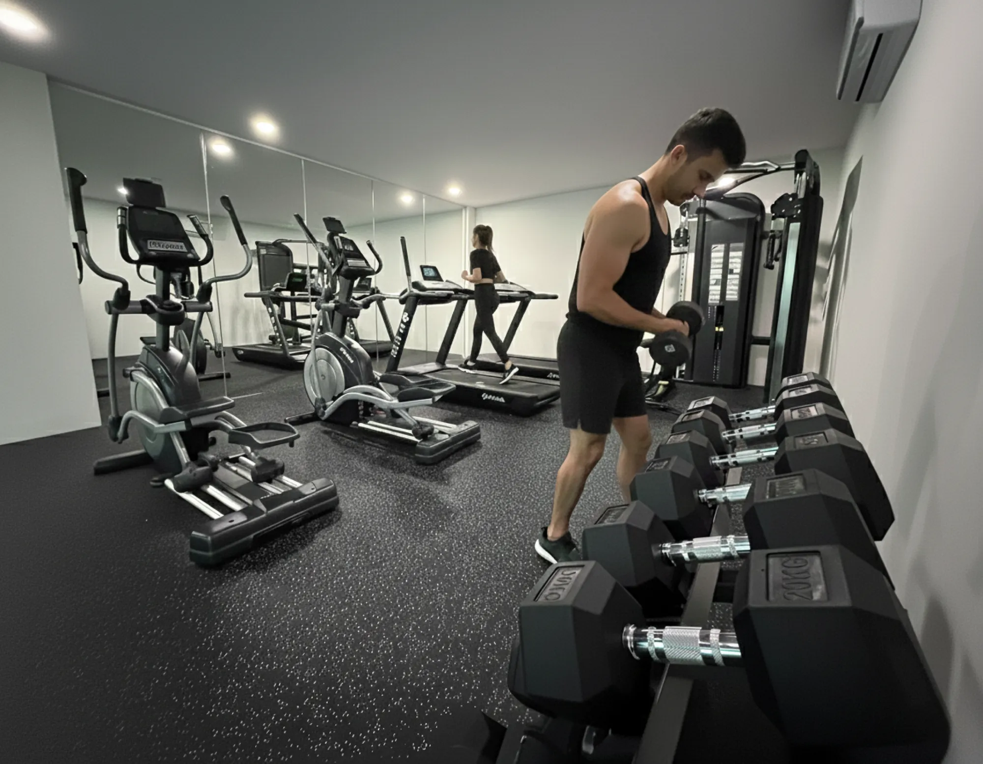 Residentes entrenando en el gimnasio de Zelva44