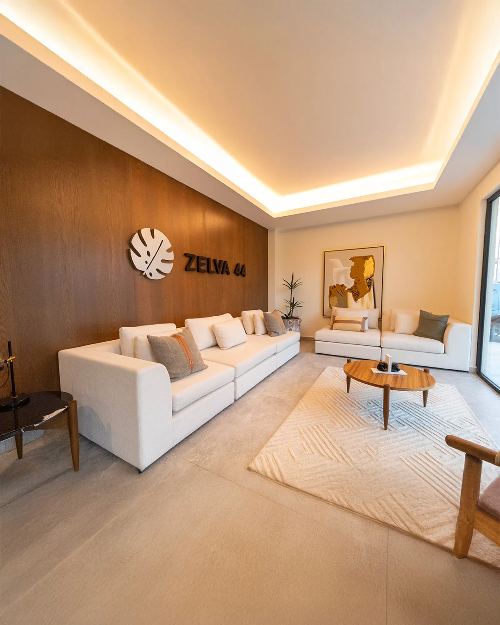 Lobby-lounge de Zelva44 con muro de madera