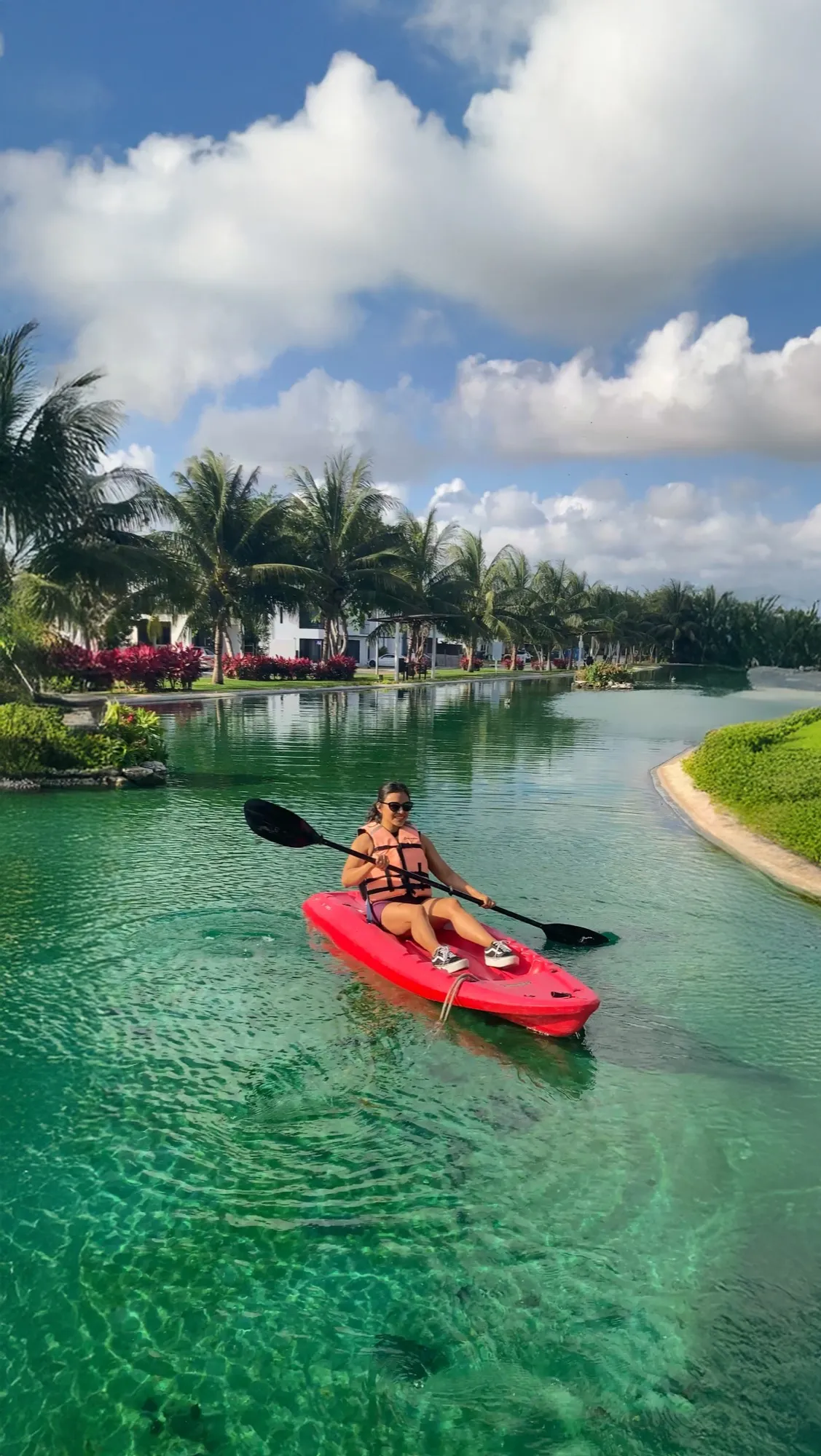 Residente haciendo kayak en los canales de Río Residencial