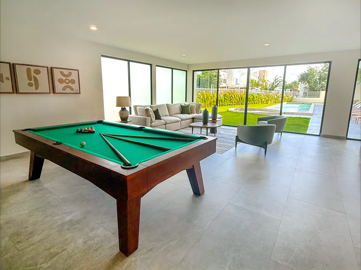 Family lounge de Zelva44 con mesa de billar, sala y vista al jardín